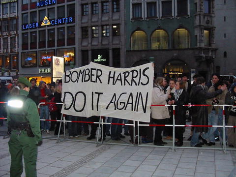 Sjølvhatet er grenselaust: Vinstreekstreme motdemonstrantar i Dresden nyttar årsdagen for bombeterroren til å fremja parolar som "Bomber-Harris, do it again", "Nie wieder Deutschland" og "Alles gutes kommt  von oben. 