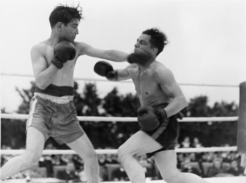 Boxing_Tournament_in_Aid_of_King_George's_Fund_For_Sailors_at_the_Royal_Naval_Air_Station,_Henstridge,_Somerset,_July_1945_A29806