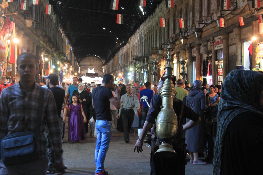 KVARDAGSLIV: I Damaskus er det eit yrande liv på marknaden, og utestadene er fulle med folk. Krigen er berre eit steinkast undan, men det hev folk lært seg å liva med.