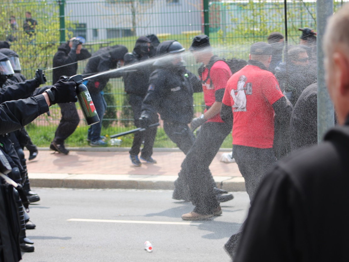 Konfrontasjon millom politi og demonstrantar.
